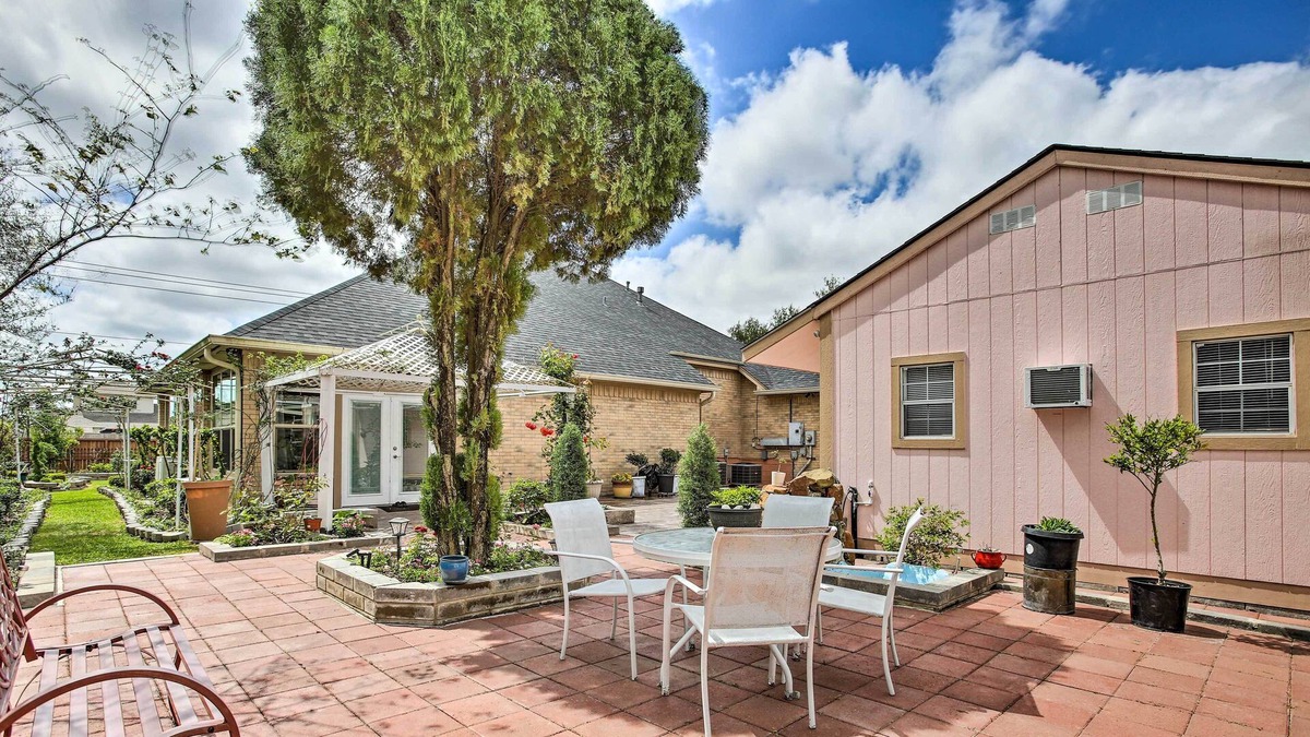Deer Park Apartment | Deer Park Studio w/ Garden Patio, 14 Mi to Kemah!
