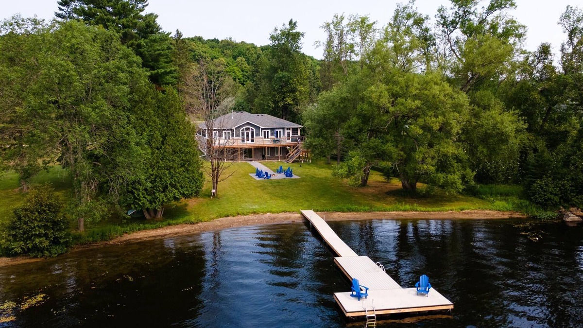 Haliburton Cottage | Deer Point Cove | Modern Lakefront Retreat on Lake Kashagawigamog