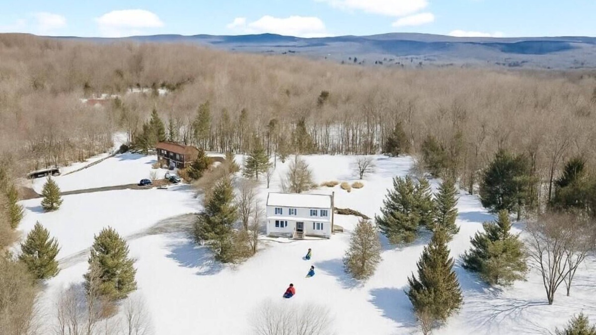 Warwick House | Deer Pond Ski Lodge Hot Tub Pool Table Ping Pong Wineries Legoland Mtn Creek
