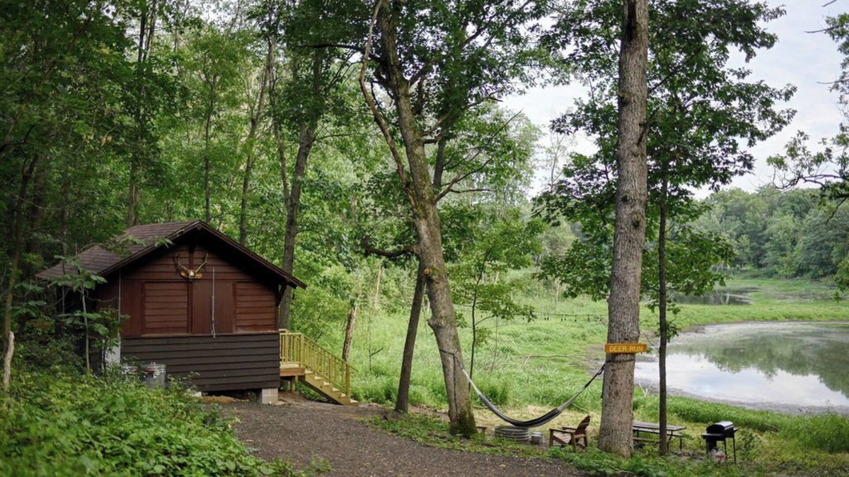 East Troy Cabin | Deer Run - Antique Scout Cabin Suite