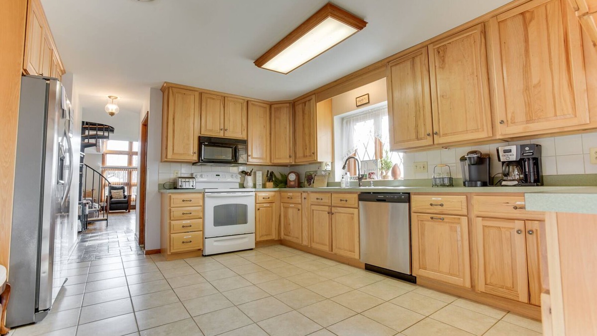 Biglerville House | Deerfield Retreat | Pool Table, Fireplace + Play-Set!