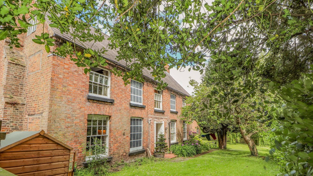 Holt Cottage | DEESIDE FARM COTTAGE, romantic, character holiday cottage in Farndon