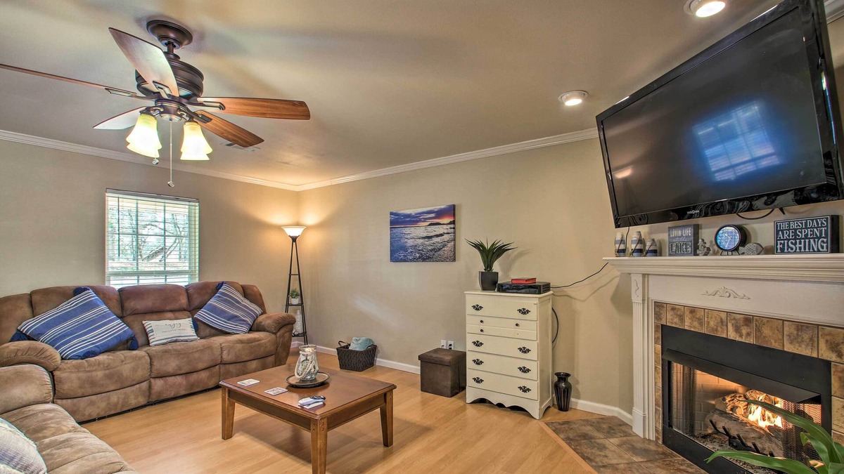 Bismarck House | DeGray Getaway w/ Fire Pit, Grill & Large Deck!