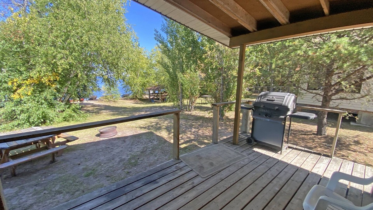 Manitoba Cabin | "Deja Blue" Breezy beachfront bliss!