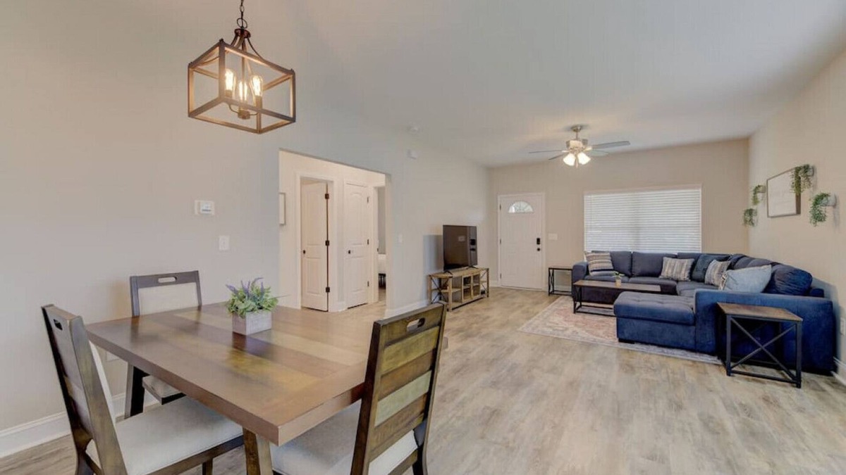 Cayce House | Deja Blue by Heartwood | 10 Mins to Downtown