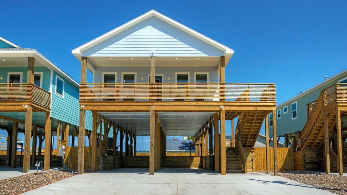 Port Aransas House | Deja Blue | Coastal Retreat w/Pool, Firepit, BBQ & Outdoor TV Lounge