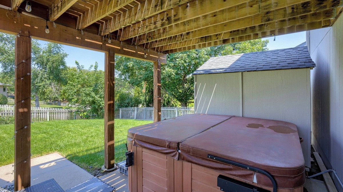 Millard House | Deja Blue In ♥ Of Omaha ~HOT TUB- 2 King Beds-Park-4BR-Park-Trails-Lake-Eclectic