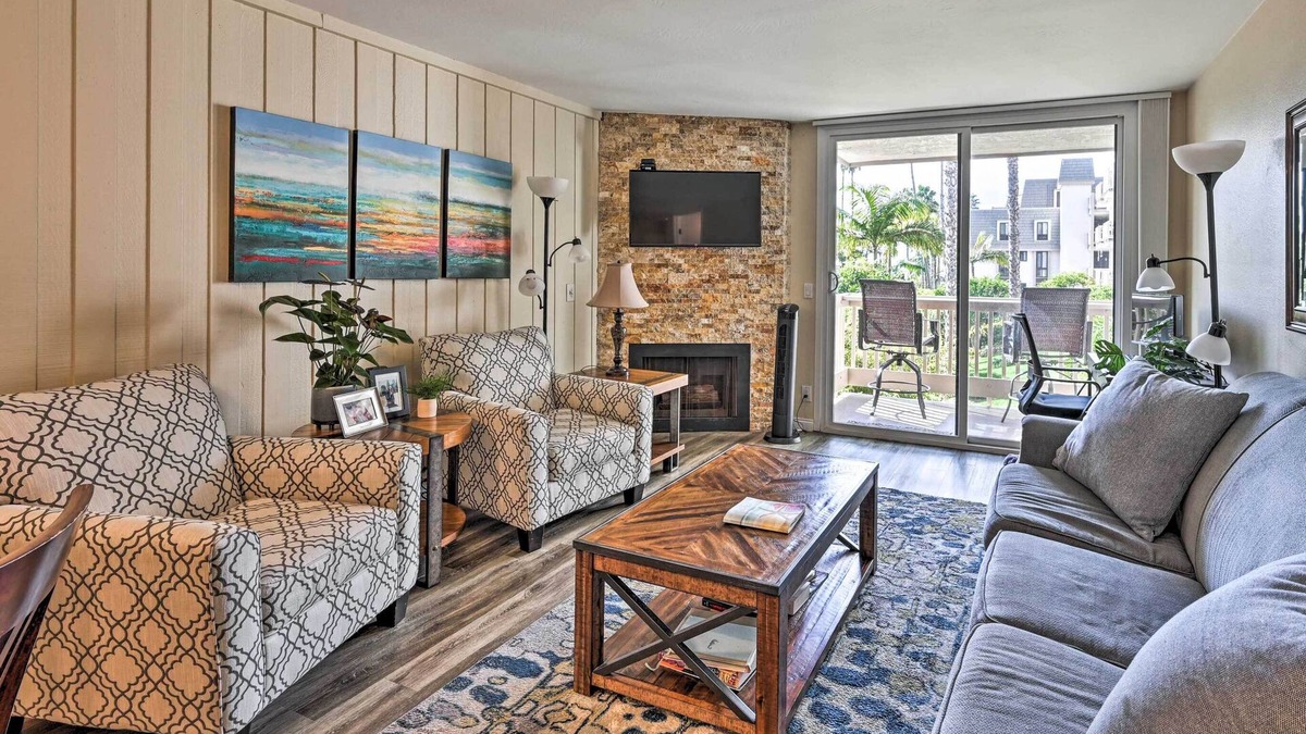 Townsite Condo | 'Deja Blue' Oceanside Condo on Beach w/Pools!
