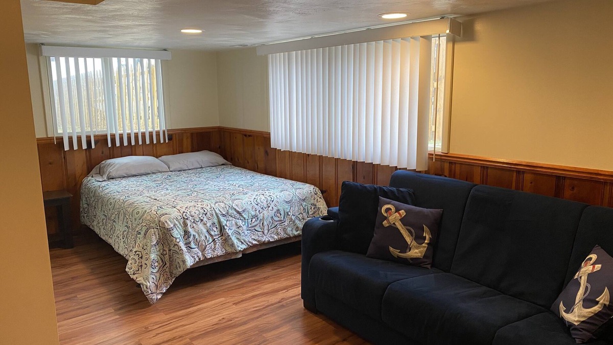 Geneva-on-the-Lake Apartment | "Deja Blue" unit 5, 1 Bdrm, lower-level apartment on Lake