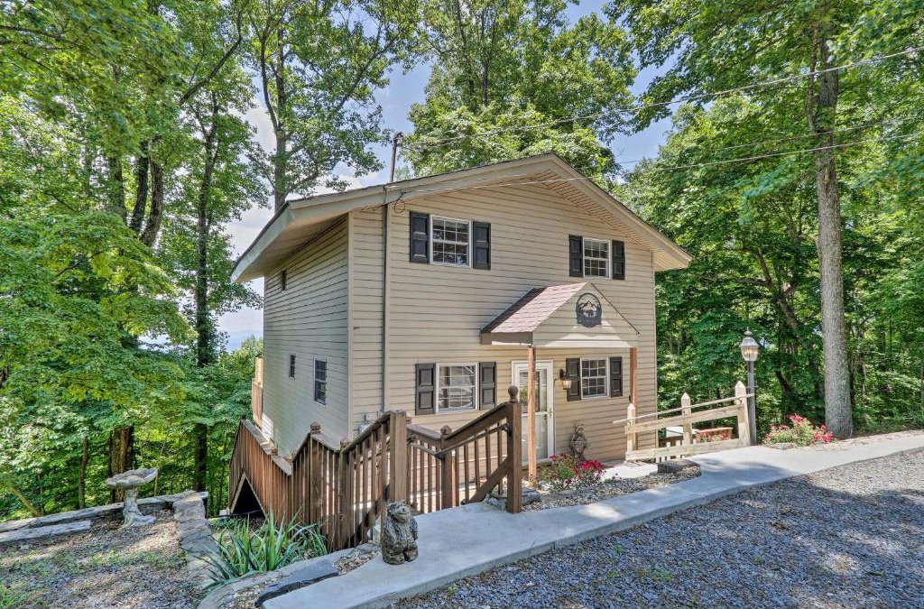 Walnut Mountain House | Deja View Cabin with Hot Tub Pets Welcome!