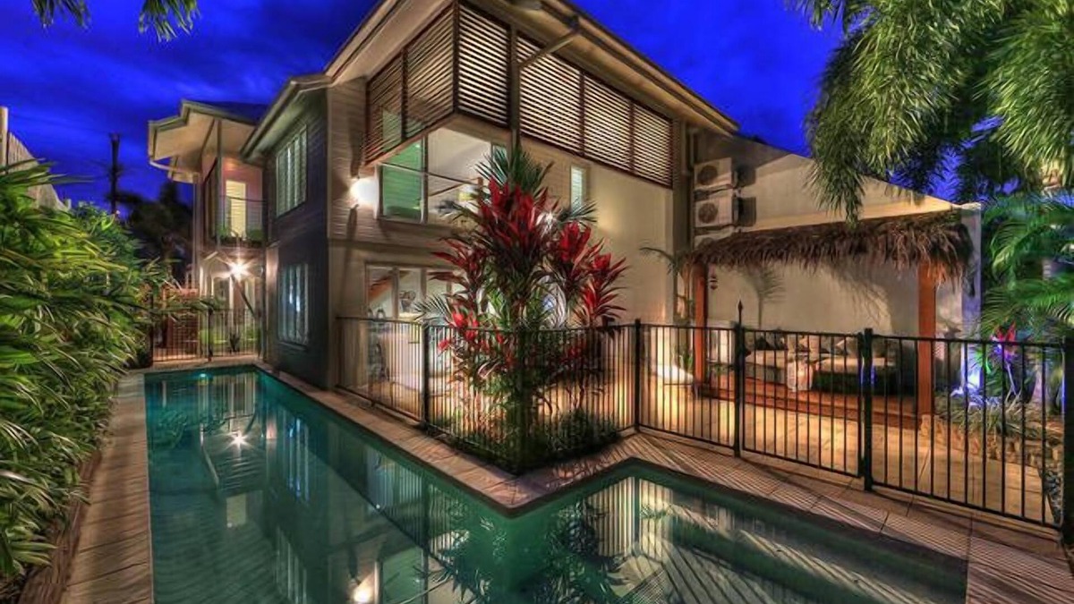 Palm Cove House | Deja Vu Palm Cove 3 Kings Heated Pool Private Luxury 5 mins walk beach cafe's