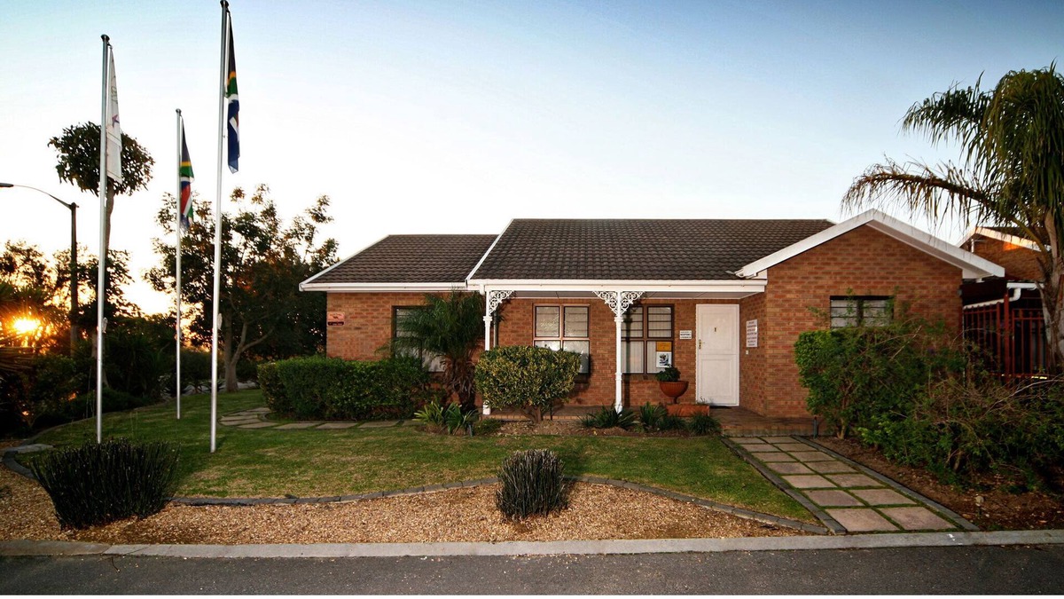 Trawal House | DeKeurboom Guesthouses. (Green Cottage)