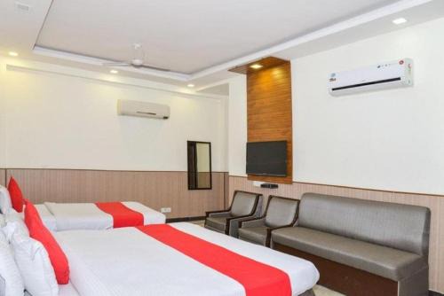 Delhi Cantonment Hotel | Del Fox Holidays New Delhi Connaught Palace 4 Minuit and 7 Minuit VFS Sivaji Stadium Metro Station