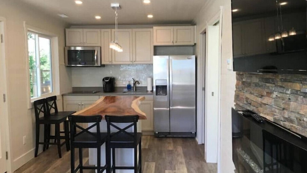 Lansdowne Ski Chalet | del Sol Waterfront 4 Person Cottage with Private Hottub nn