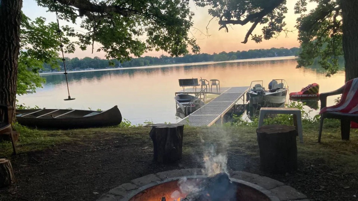 Hayburn Heights Cottage | Delafield Cottage on Lower Nemahbin Lake - Canoe & Kayak Included