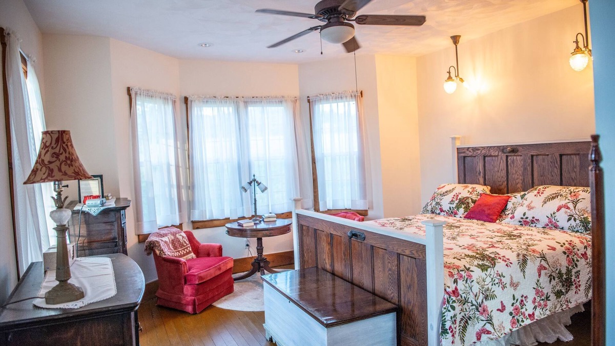 Dickerson Run Bed & Breakfast | Delaine Room - The Farmhouse Bed & Breakfast at Maple Bottom Farm