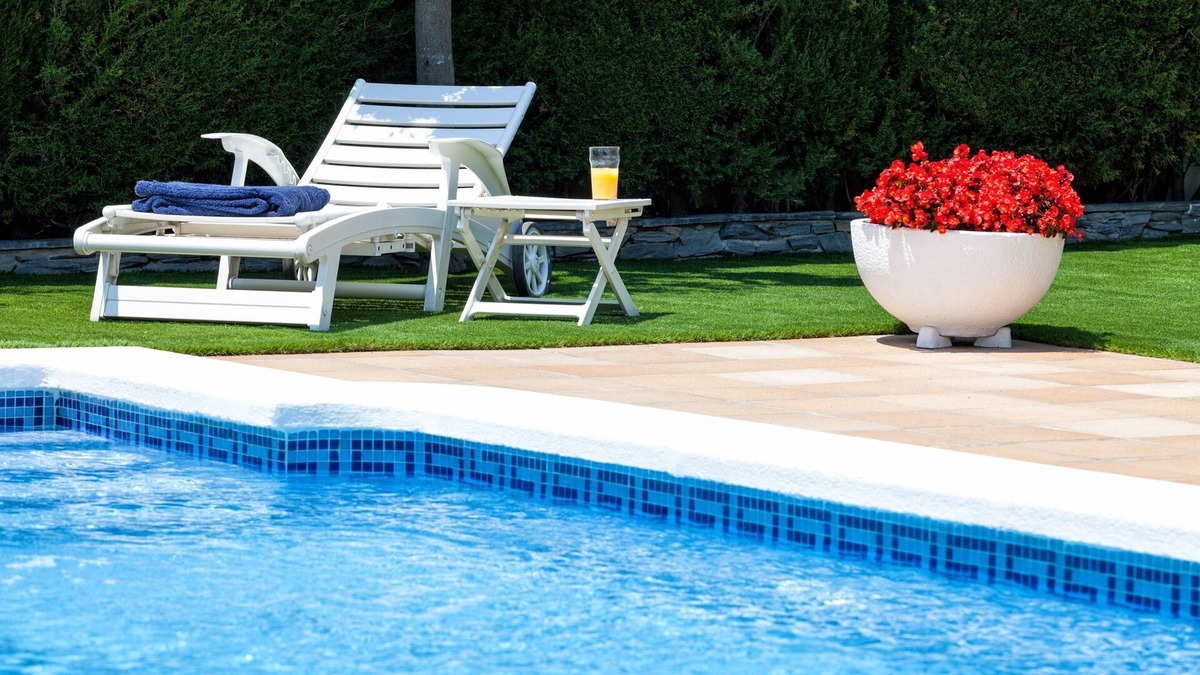 Masnou House | DELFIN - House for 8 with garden and private pool 15 minutes from Barcelona