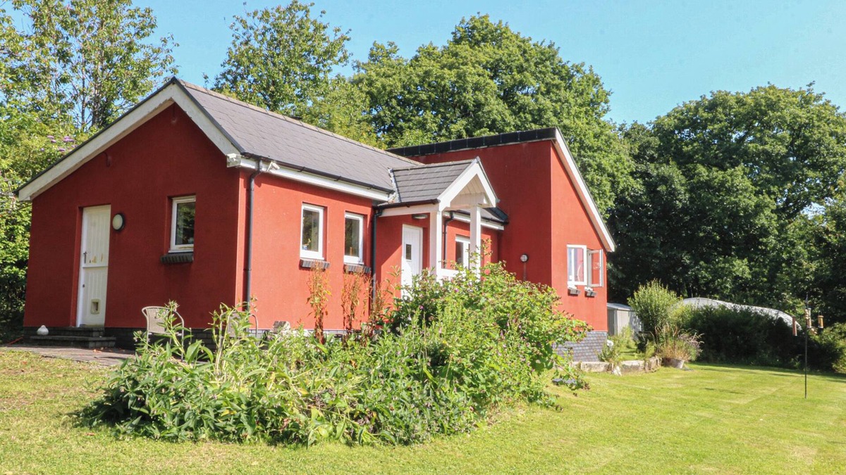 Pentrefelin Cottage | DELFRYN LLANDEILO, pet friendly, with open fire in Llandeilo