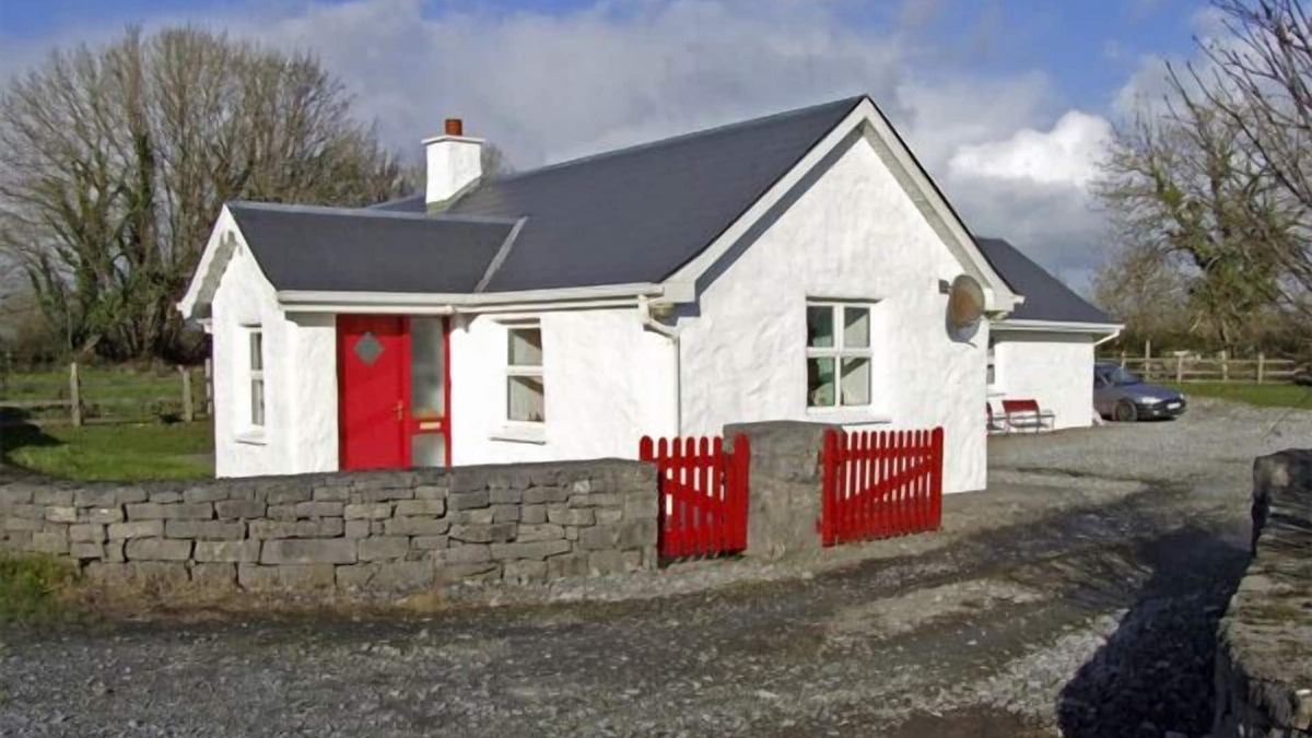Ballinrobe Cottage | DELIA'S COTTAGE, pet friendly in Ballinrobe, County Mayo