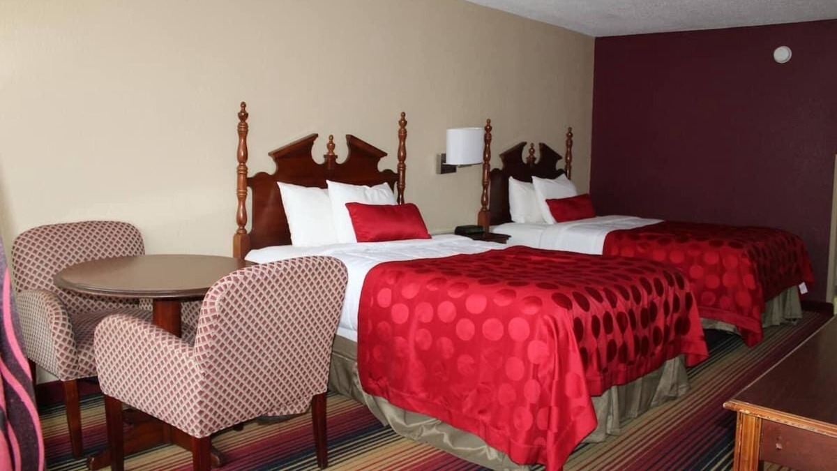 Perry House | Delight In The Peach State! Affordable Stay In The Heart Of Perry Georgia!