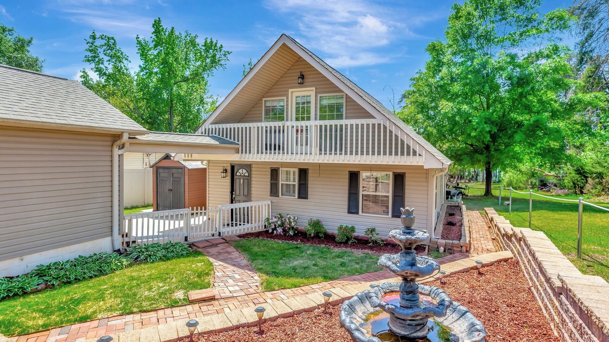 Anderson House | Delight on the Dock at the Edgewater Inn on Lake Hartwell
