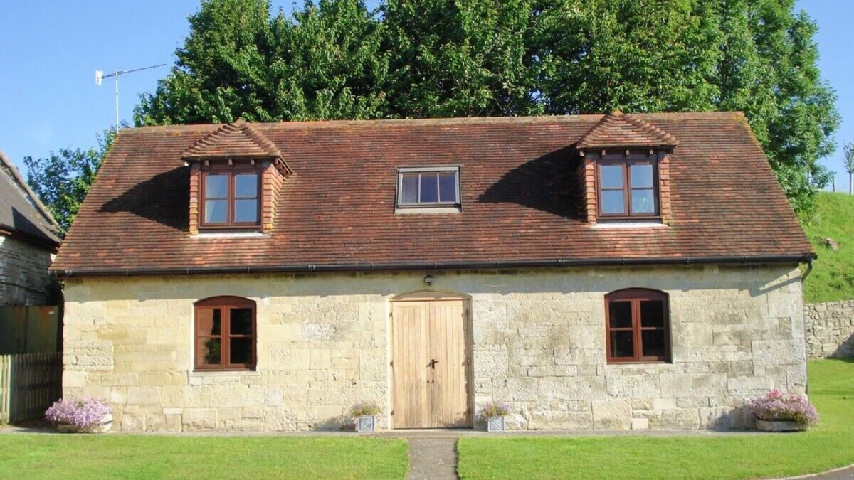Tisbury Cottage | Delightful 18th Century Converted Stables in quiet location with nearby footpath