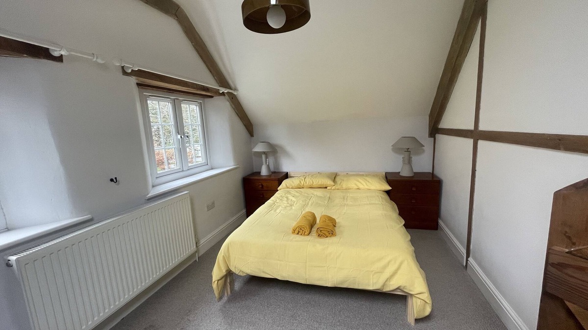 Claverham Apartment | Delightful 2 bed cottage near airport with Free Parking and Wi-fi