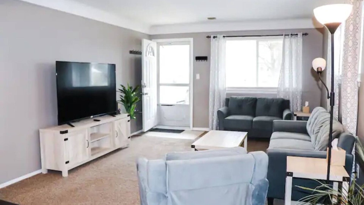 Allen Park House | Delightful 2 bedroom ranch fully furnished!