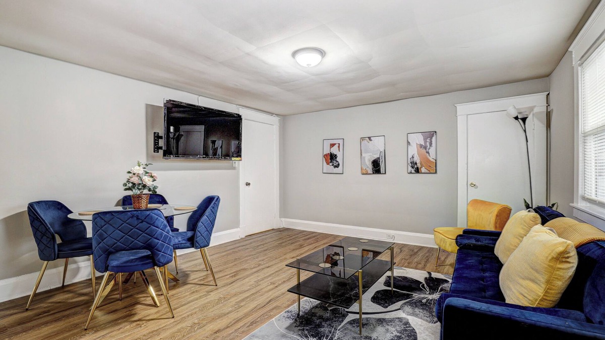Woodlawn House | Delightful 2-bedroom unit with WiFi in Catonsville