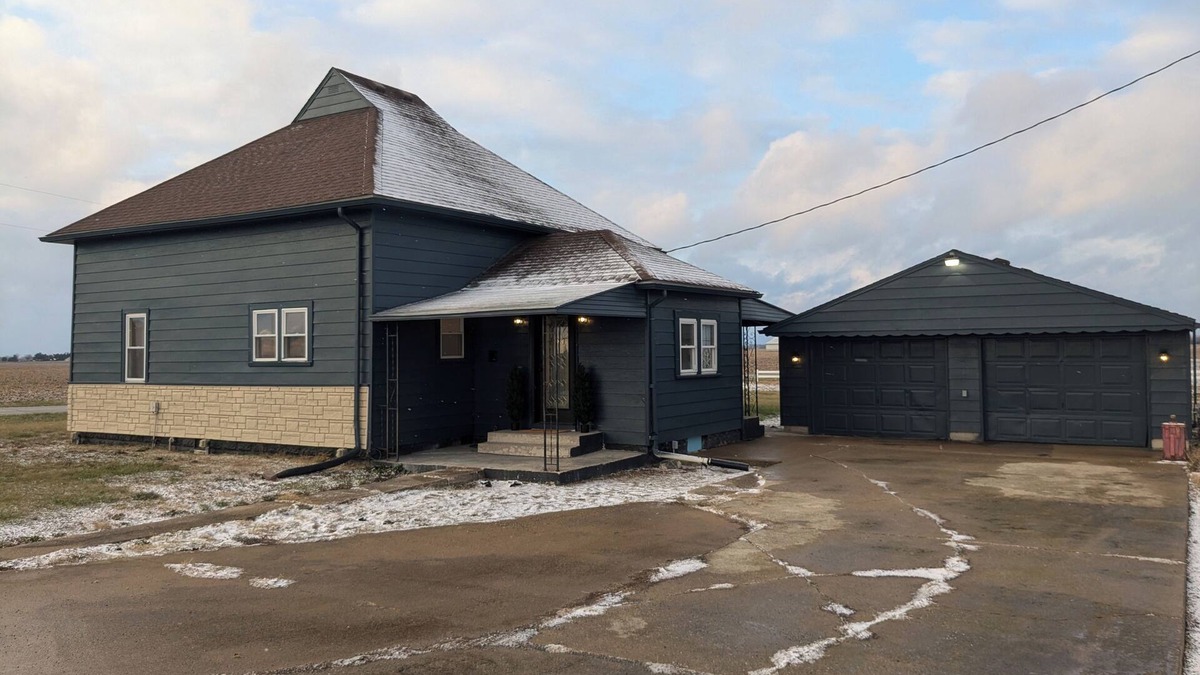 Hemlock House | Delightful 2-bedroom house with WiFi, AC between Greentown & Kokomo