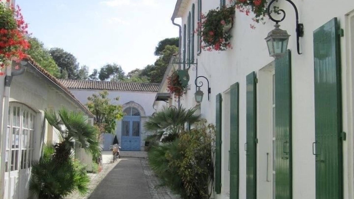 Saint-Valerien Cottage | Delightful 3 bedroom, 2 bathroom stone cottage with unlimited wi-fi