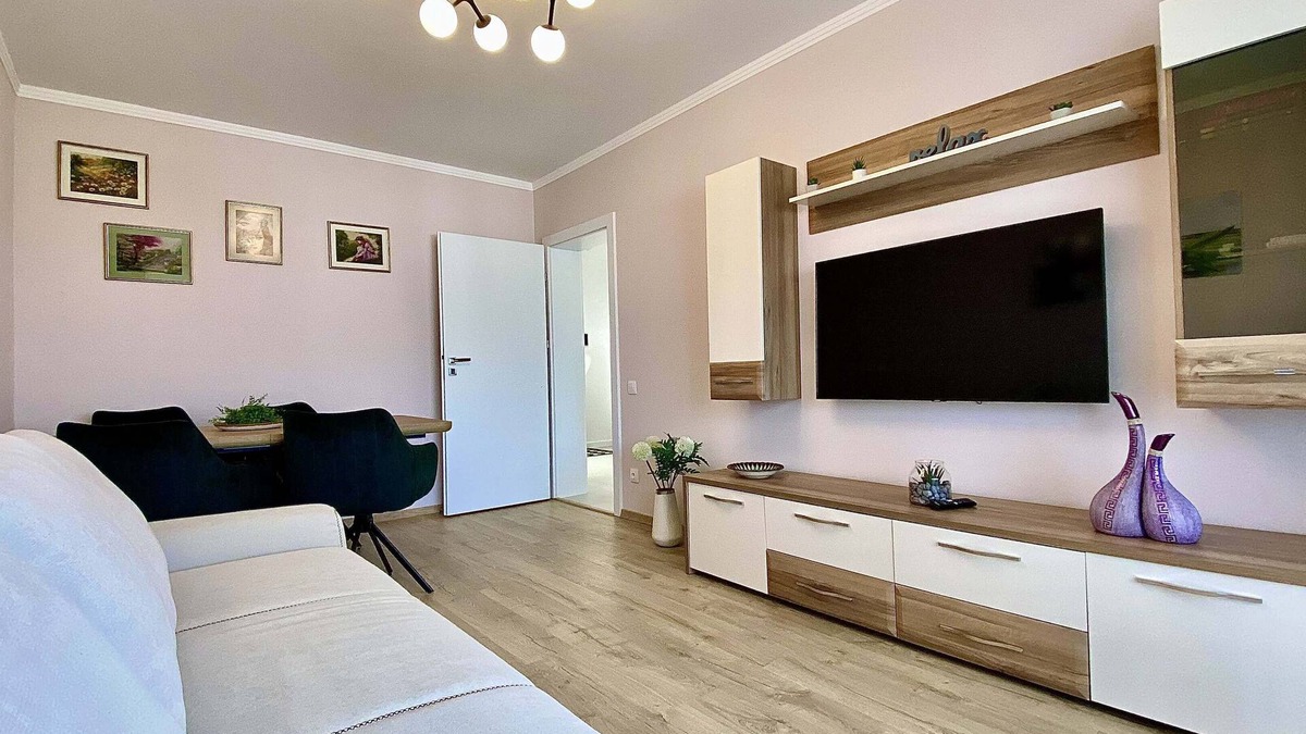 Oradea Apartment | Delightful 3-bedroom apartment with WiFi, AC and Parking in Oradea