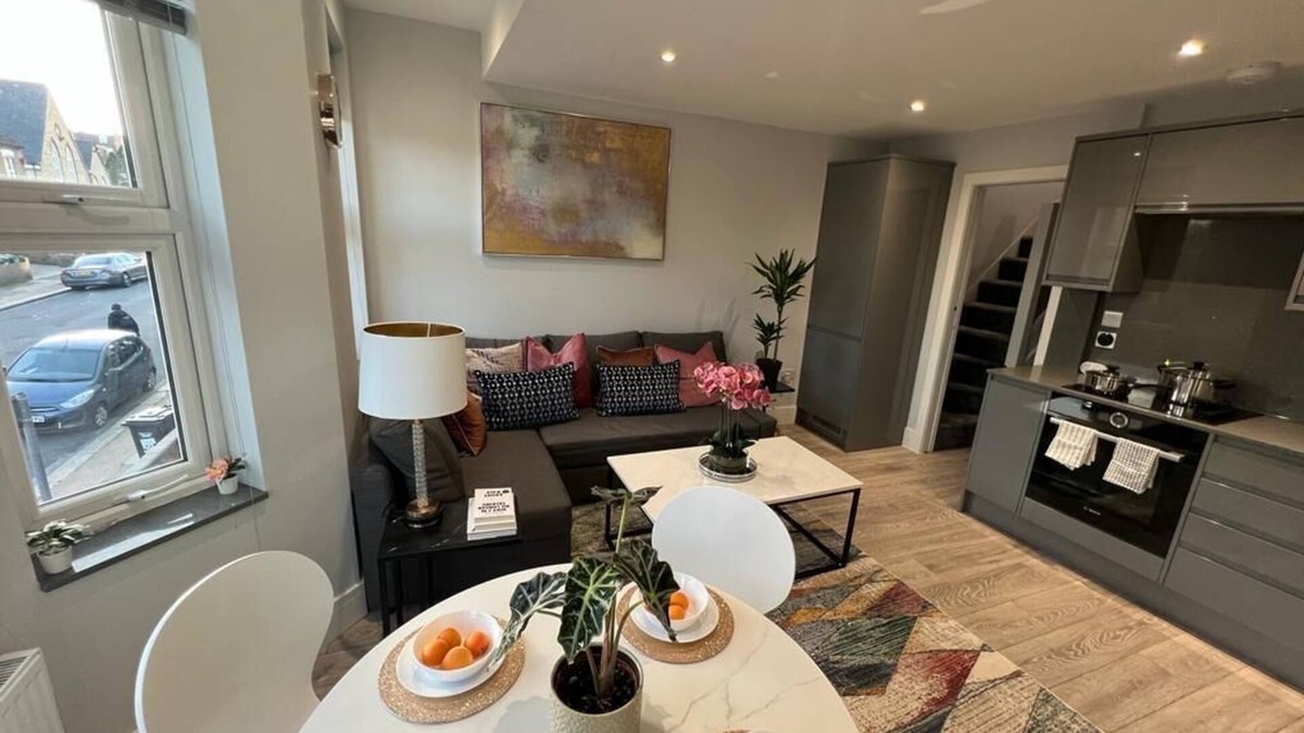 North Finchley Apartment | Delightful 3Bedroom/2Bathroom Pet-Friendly Flat with Aircon and WiFi