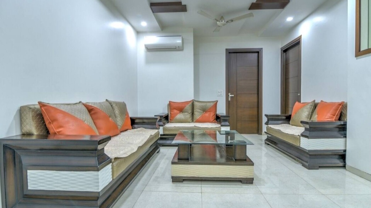 Kalkaji Apartment | Delightful 3BHK Apartment, Park Facing! Close to Market by HostMyStay