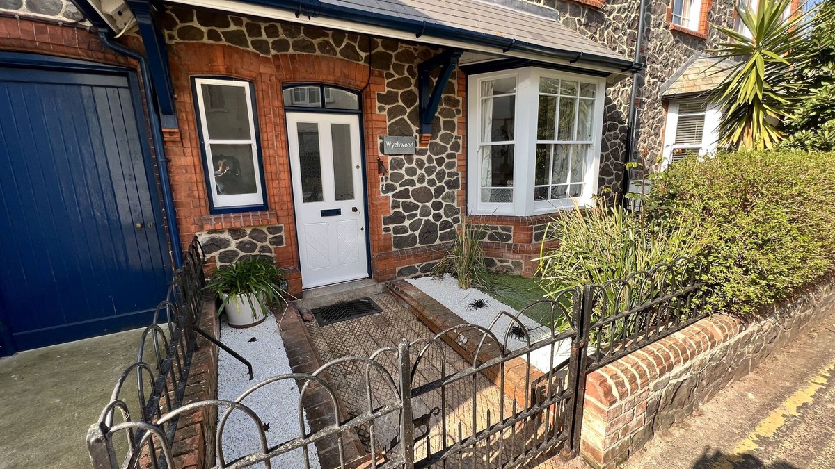 Porlock House | Delightful 4 bedroom detached cottage in the centre of Porlock Village