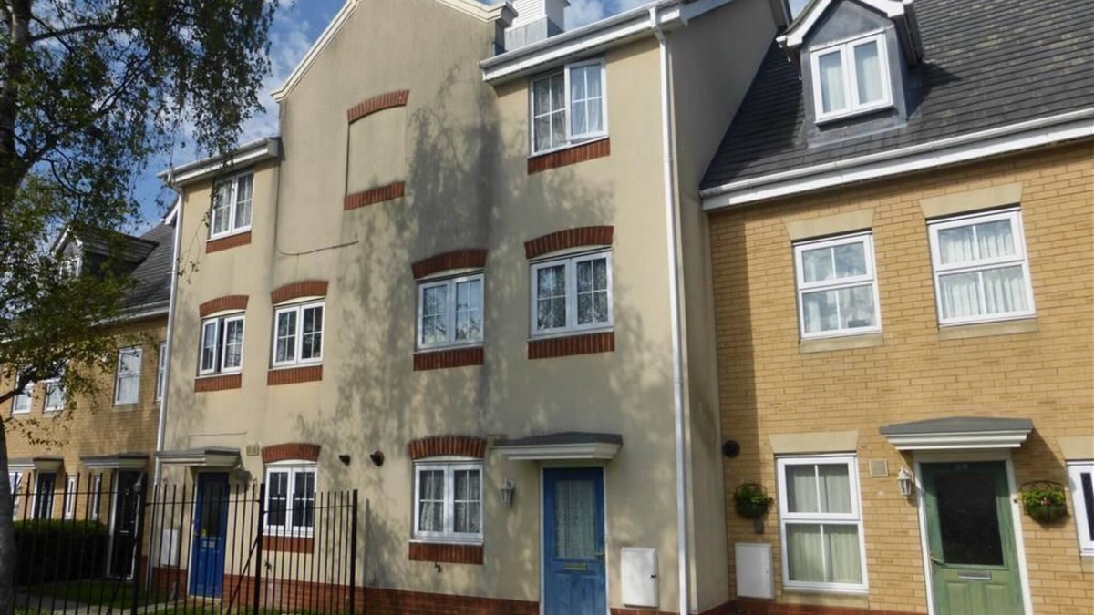 Luton House | Delightful 4 double bedroom, 3 bathroom and 2 cloakroom house
