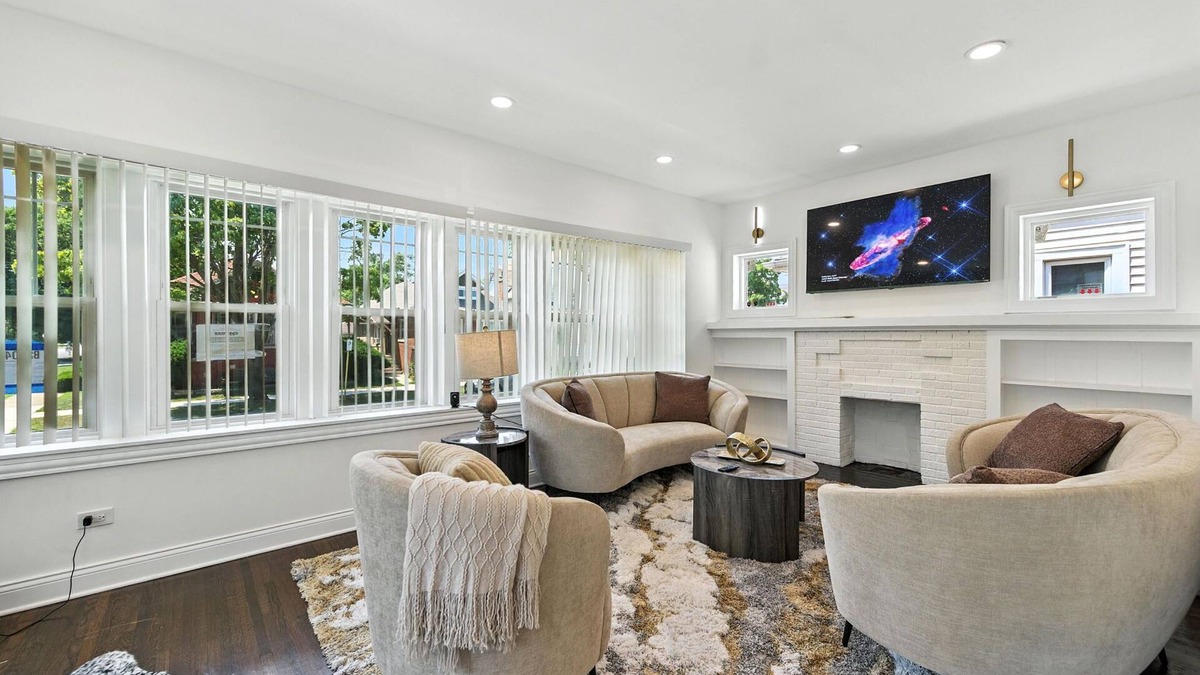 Avalon Park House | Delightful 5-bedroom house with AC in vibrant Chicago