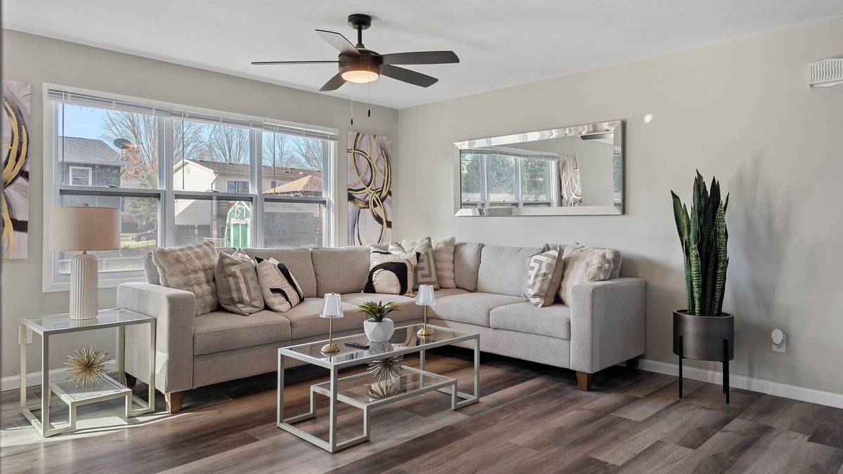 Decatur House | Delightful 5-bedroom house in lovely Decatur IL with AC, WiFi