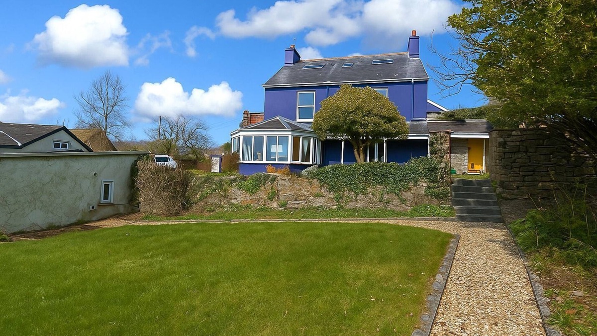 Laugharne Cottage | Delightful 6 Bedroom Cottage with Log Burner & Great Views