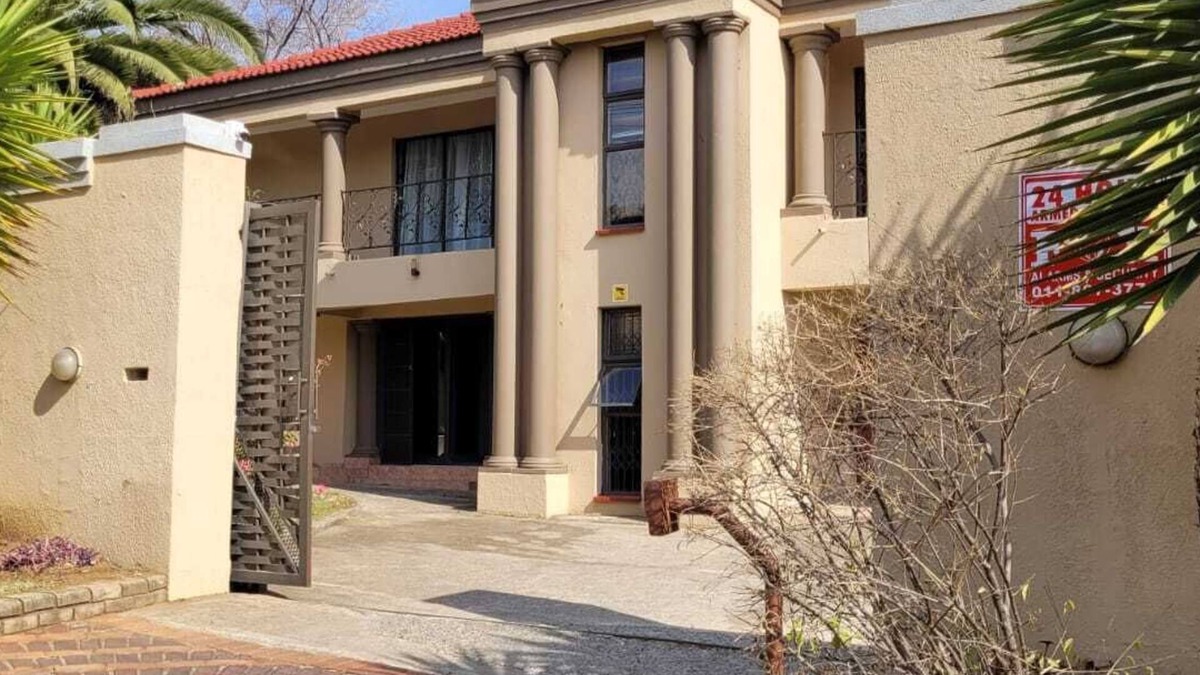 Greater Johannesburg Metropolitan Area House | Delightful 6-bedroom Elianta Villa with WiFi in Johannesburg South