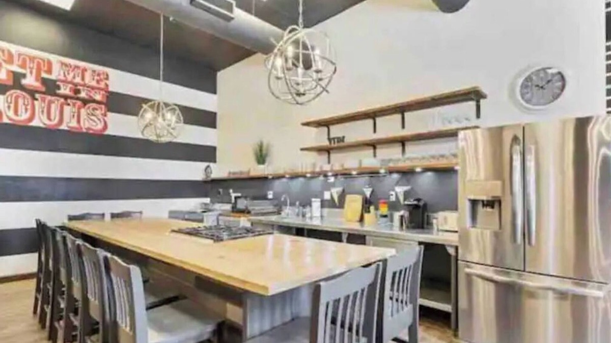 Downtown St. Louis House | Delightful and unique river front apartment