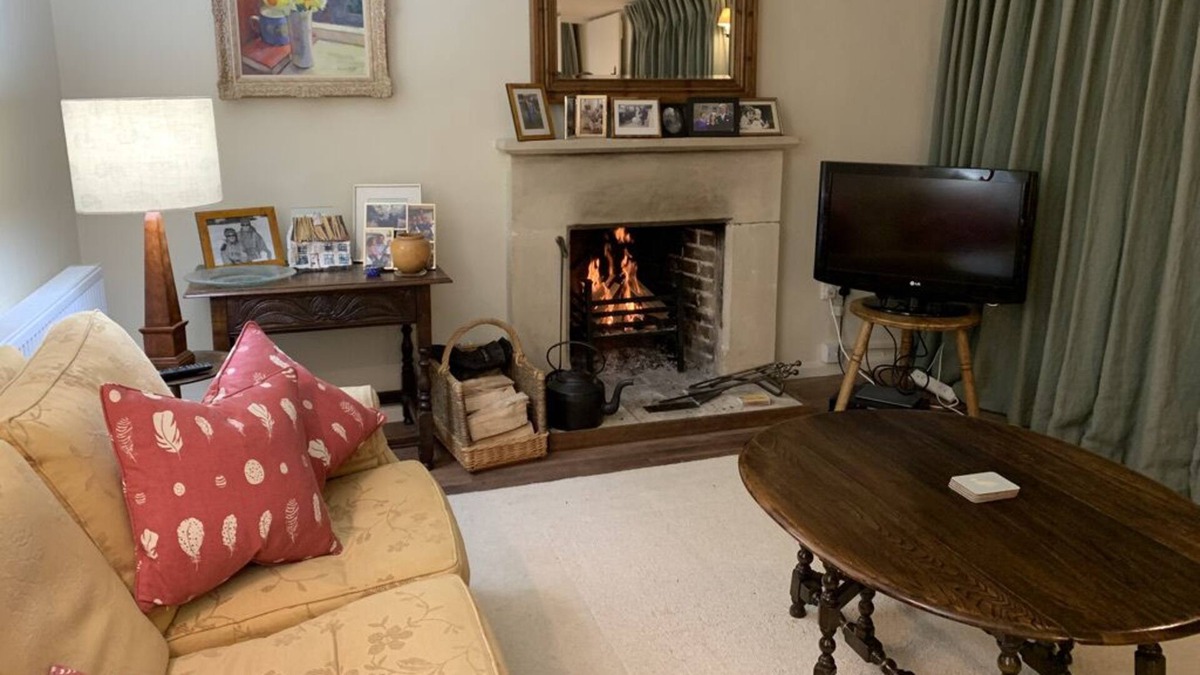 Rendcomb Cottage | Delightful Cotswold cottage with open fireplace and Rayburn