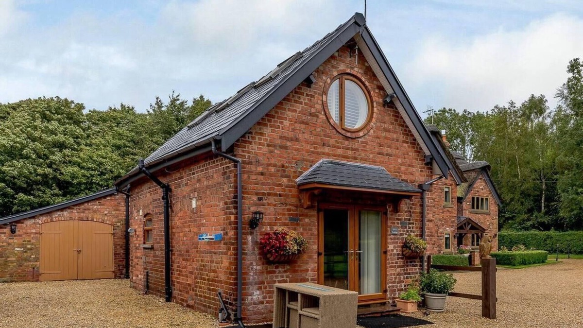 Tatton Park Cottage | Delightful Cottage with 2 Bedrooms near Knutsford