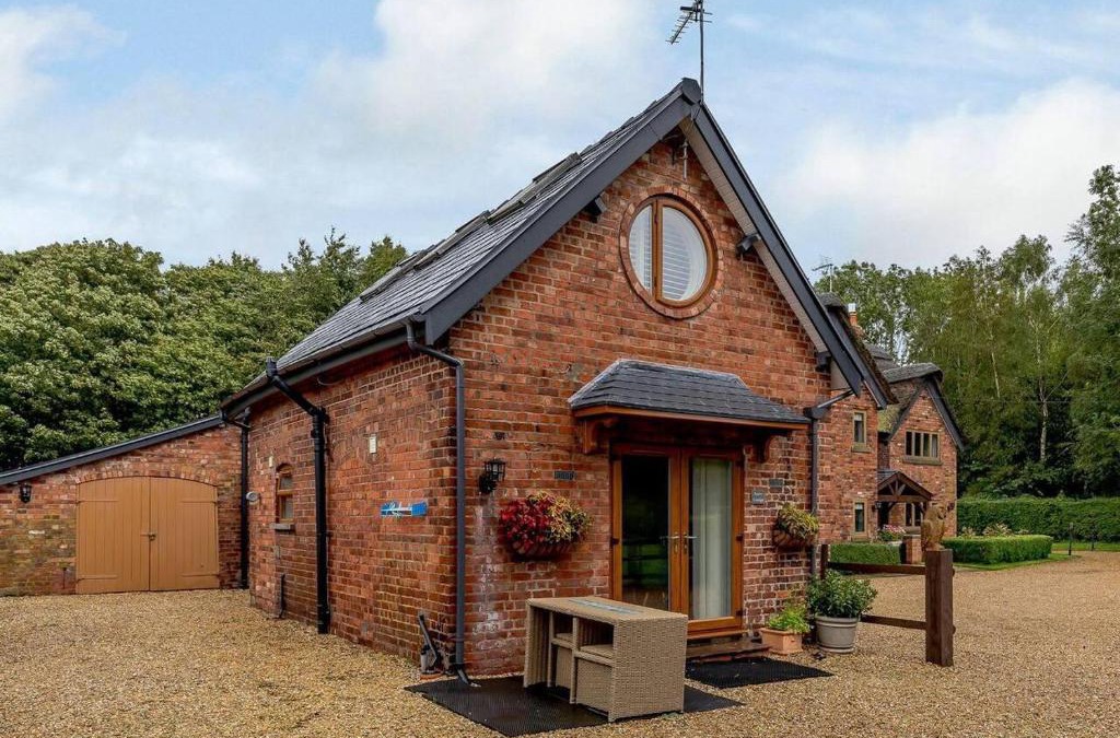 Tatton Park House | Delightful Cottage with 2 Bedrooms near Knutsford