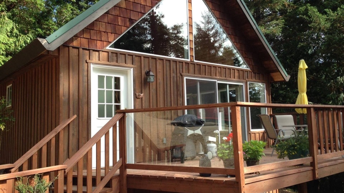 Pender Island Cottage | Delightful Country Cottage with Ocean Outlook
