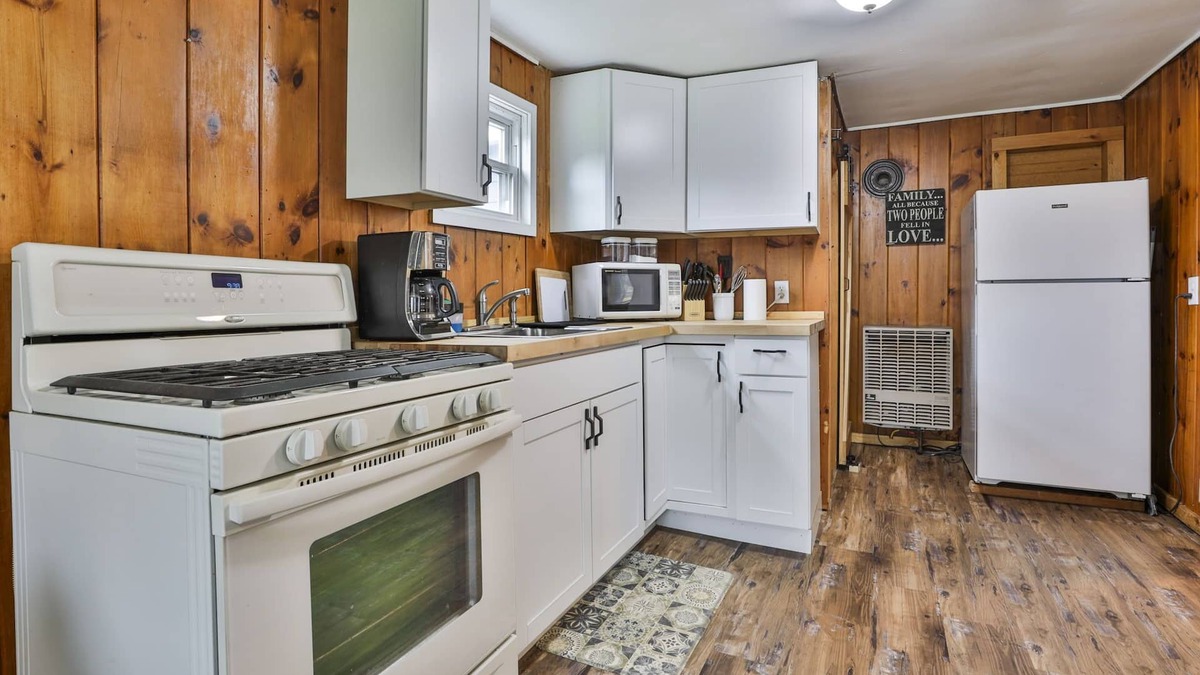 Weirs Beach Cottage | Delightful Cozy Cottage in Laconia