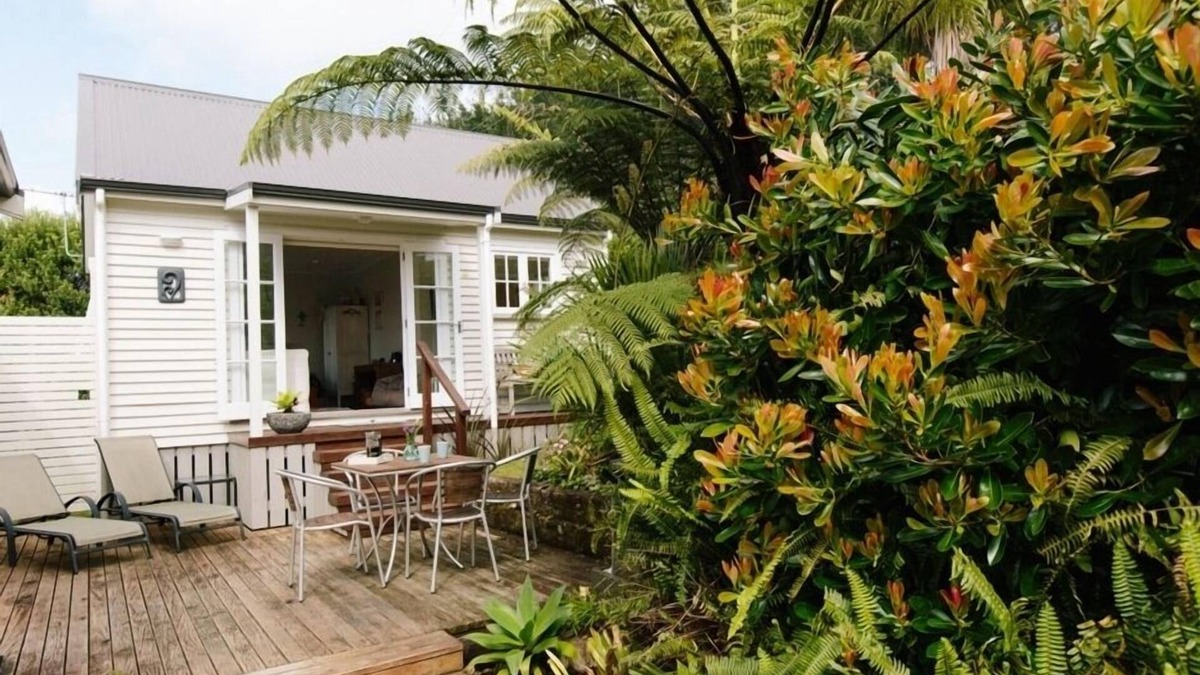 Whangamata Apartment | Delightful elevated sunny S/C Studio