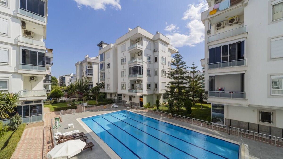 Liman Mahallesi Apartment | Delightful Flat with Shared Pool in Konyaalti