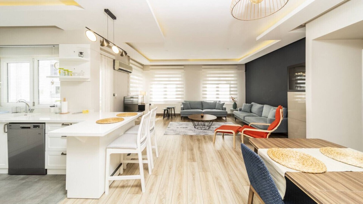 Liman Mahallesi Apartment | Delightful Flat with Shared Pool in Konyaalti