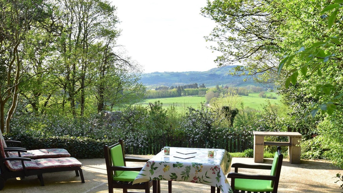 Onlay House | Delightful Holiday Home in Onlay (nievre) with Fenced Garden